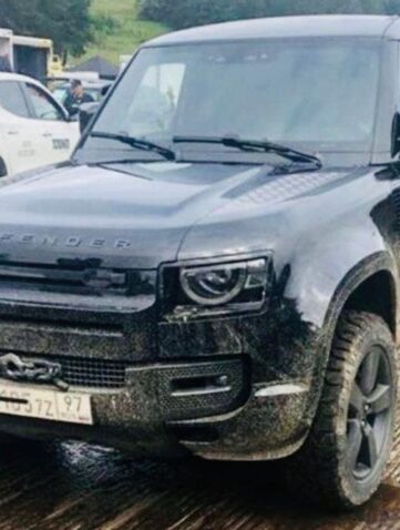 Nouveau Defender Land Rover - No time to die... James Bond