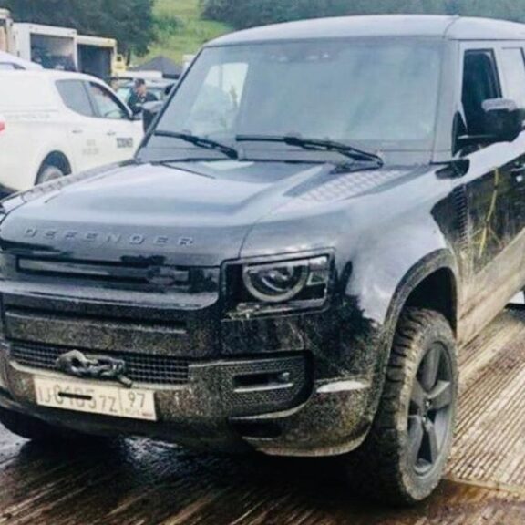 Nouveau Defender Land Rover - No time to die... James Bond