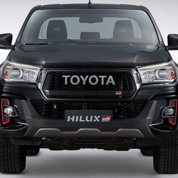 Le Hilux hérite ici du 4.0L V6 Dual VVT-i 24V (3,956 cc) du Land Cruiser Prado SUV ( production locale). Il offre 238 ch et 376 Nm de couple.