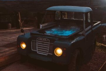 land-rover-hot-tub-bluebird-penthouse-caravan Airbnb