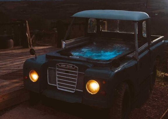 land-rover-hot-tub-bluebird-penthouse-caravan Airbnb