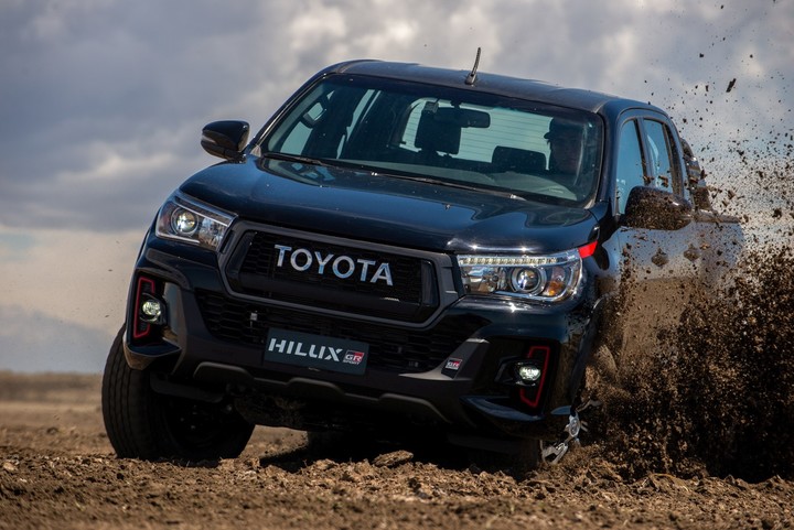 Le Hilux hérite ici du 4.0L V6 Dual VVT-i 24V  (3,956 cc) du Land Cruiser Prado SUV ( production locale). Il offre 238 ch et 376 Nm de couple.