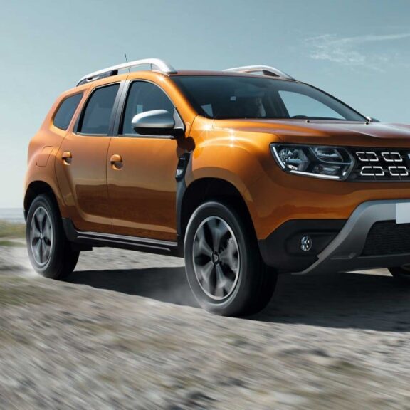 Le Duster est le premier modèle Dacia à recevoir le nouveau moteur 1.0 TCe à bicarburation essence et GPL. La gamme GPL se recompose ainsi chez Dacia. Et, surtout, Dacia se permet de proposer cette technologie au même prix que la version 100 % essence, soit à partir de 12 490 €. Ce moteur bicarburation arrivera ensuite au printemps prochain sur les Sandero, Logan et Logan MCV, avec certainement la même stratégie tarifaire.