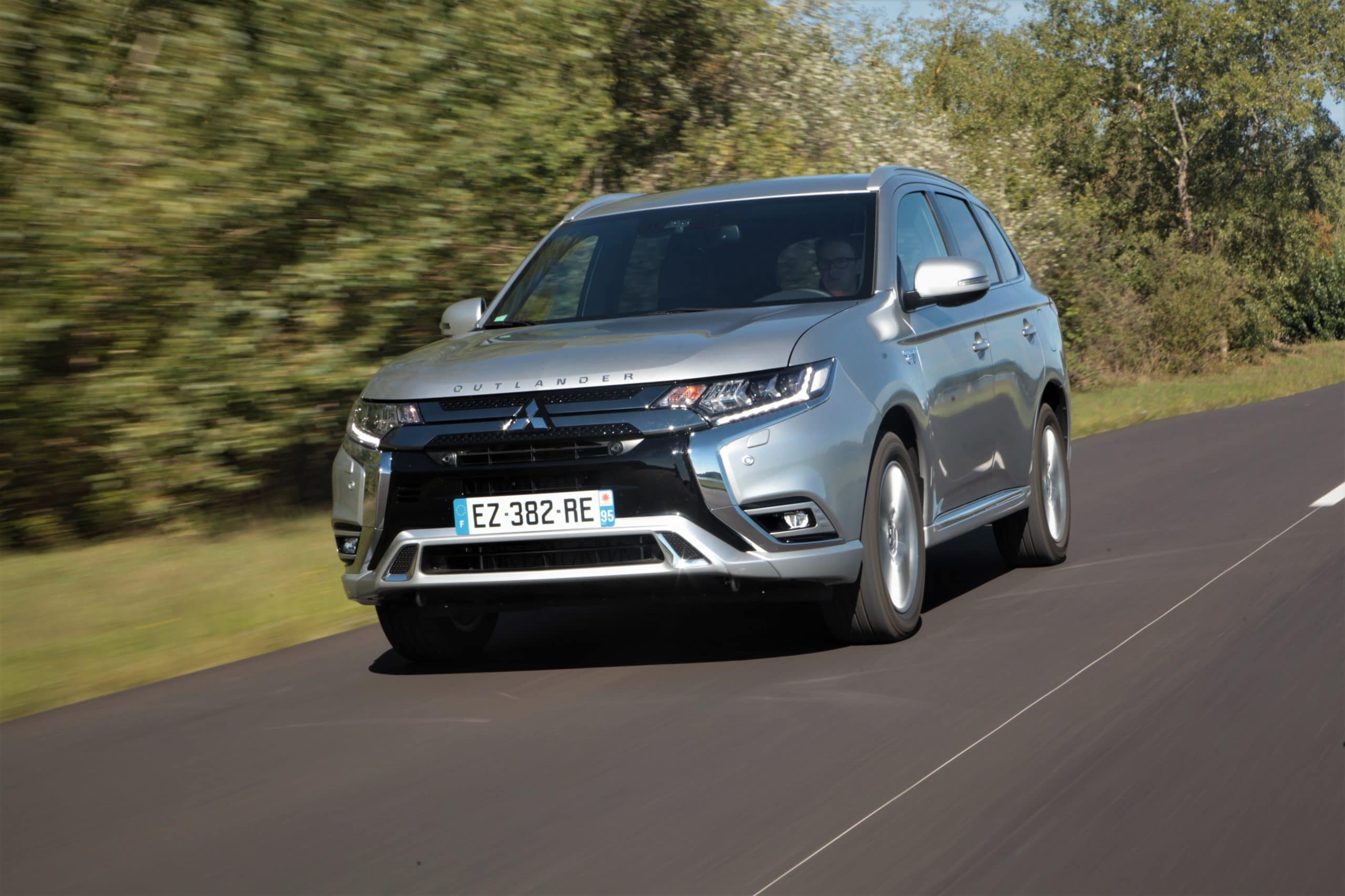 Outlander PHEV qui s’affiche comme le numéro 1 des hybrides rechargeables
