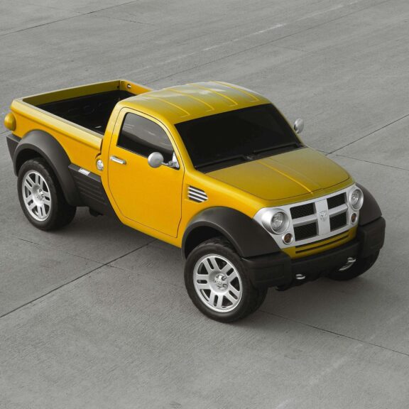 Le concept car du Dodge M80, petit pick up présenté au salon de Détroit en 2002 devait être mis en production afin de séduire le client du nouveau siècle