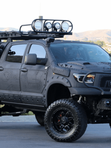 Sur la base d’un Toyota Tundra Crew Max version TRD (Toyota Racing Departement),