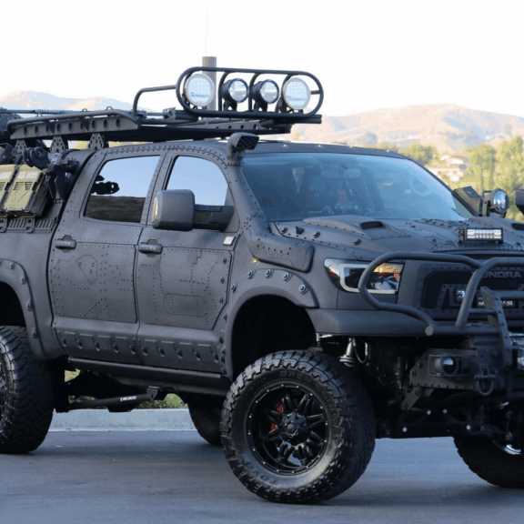 Sur la base d’un Toyota Tundra Crew Max version TRD (Toyota Racing Departement),