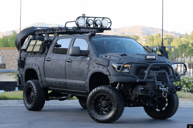 Sur la base d’un Toyota Tundra Crew Max version TRD (Toyota Racing Departement),