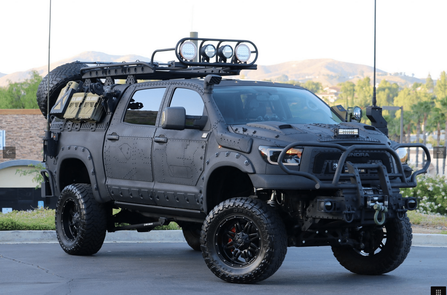 Sur la base d’un Toyota Tundra Crew Max version TRD (Toyota Racing Departement),