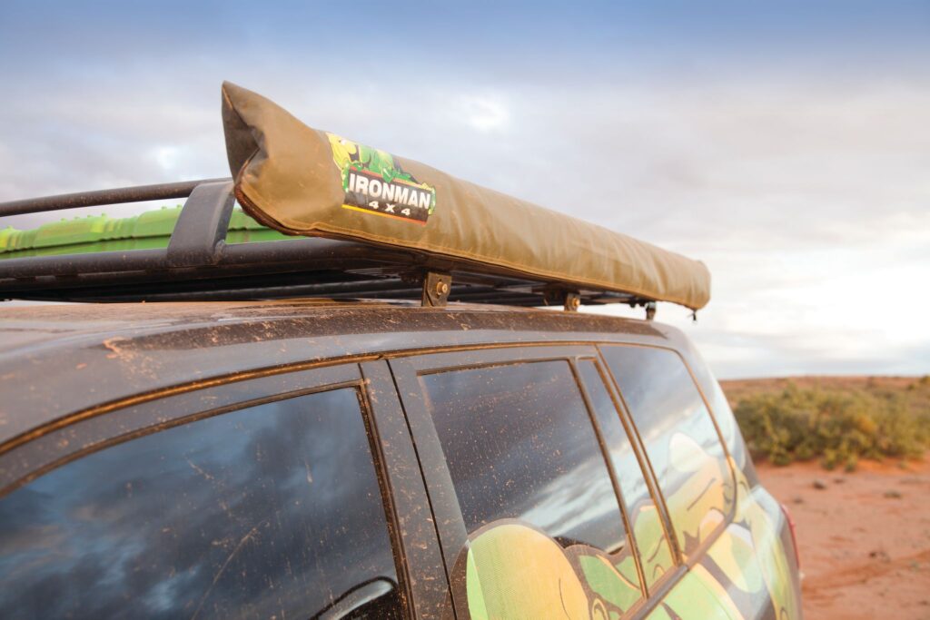 un auvent dépliable disposant de guirlandes de Leds intégrés. 