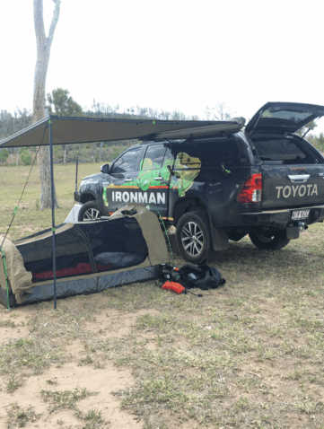 un auvent dépliable disposant de guirlandes de Leds intégrés.