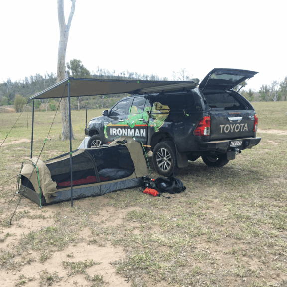 un auvent dépliable disposant de guirlandes de Leds intégrés.