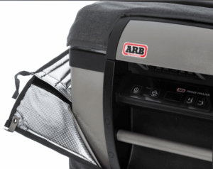 Panier réversible avec séparation qui permet de multiples solutions de stockage ou par exemple de mettre les articles à conserver plus longtemps le long de la paroi. Charnières renforcées et couvercle amovible. Poignées intégrées. 