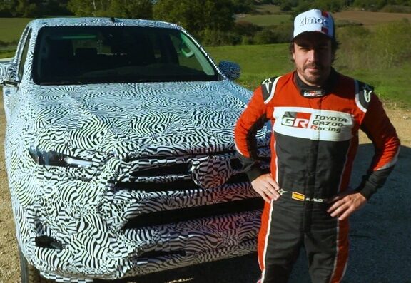 Toyota prépare la 6e génération de son Pick-up Hilux avec Fernando Alonso