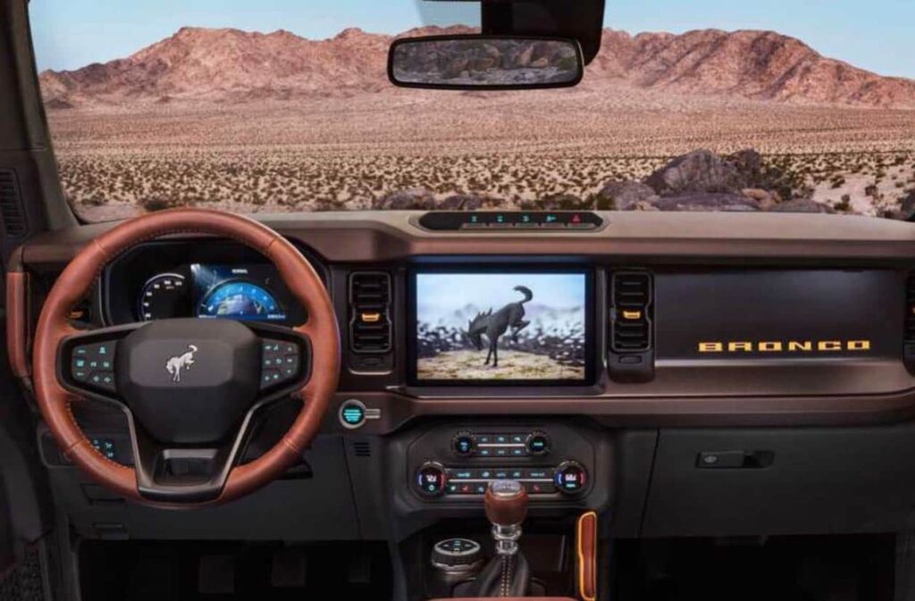 Le Bronco de base est déjà un 4x4 très performant. Il est livré en standard avec quatre roues motrices et une boîte de transfert électronique à deux vitesses avec un rapport court de 2,72. 