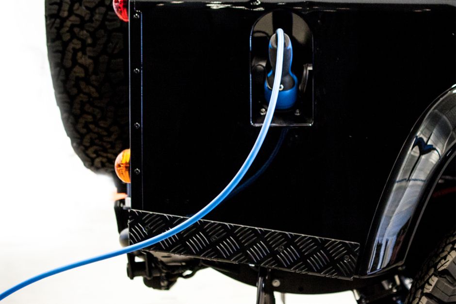 Twisted Automotive propose un "rétrofit“ pour rendre ce Defender dénommé NAS-E totalement électrique.