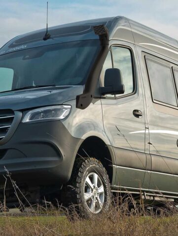 Bravo Snorkel le spécialiste du Schnorkel, appendice indispensable lorsque l’on évolue en milieu poussiéreux s’est penché sur le cas des Mercedes Sprinter 907 et 910 versions 4x4 et 4x2