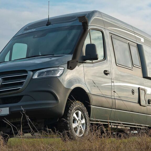 Bravo Snorkel le spécialiste du Schnorkel, appendice indispensable lorsque l’on évolue en milieu poussiéreux s’est penché sur le cas des Mercedes Sprinter 907 et 910 versions 4x4 et 4x2