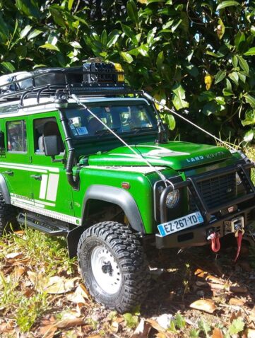 un Defender 110 radiocommandé au 1/10e traité "SCALE" c'est à dire au plus proche du réel car tout y est et fonctionne