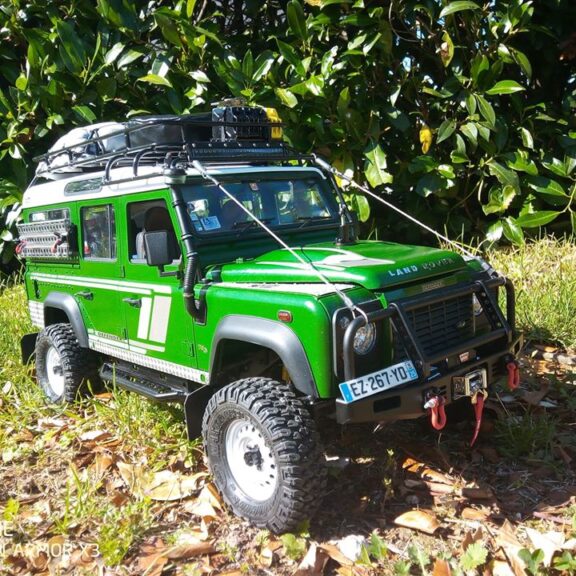 un Defender 110 radiocommandé au 1/10e traité "SCALE" c'est à dire au plus proche du réel car tout y est et fonctionne