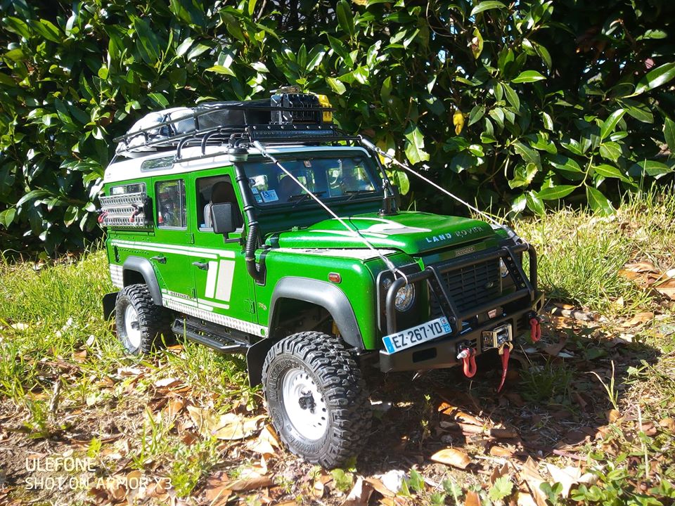 un Defender 110 radiocommandé au 1/10e traité "SCALE" c'est à dire au plus proche du réel car tout y est et fonctionne