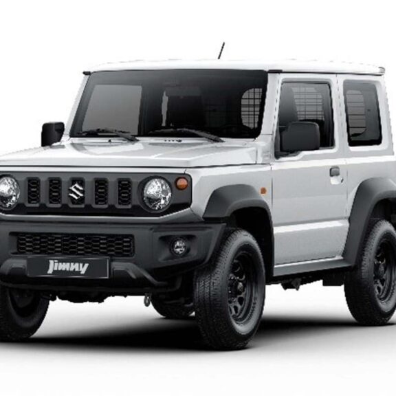 Suspendue en début d'année, la vente du Suzuki Jimny reprend en France... avec une version utilitaire du petit 4x4 nippon.