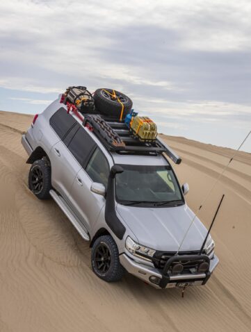 e BASE Rack incorpore un système de montage en queue d'aronde révolutionnaire qui rend la fixation et le retrait des charges et des accessoires plus faciles