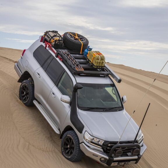 e BASE Rack incorpore un système de montage en queue d'aronde révolutionnaire qui rend la fixation et le retrait des charges et des accessoires plus faciles