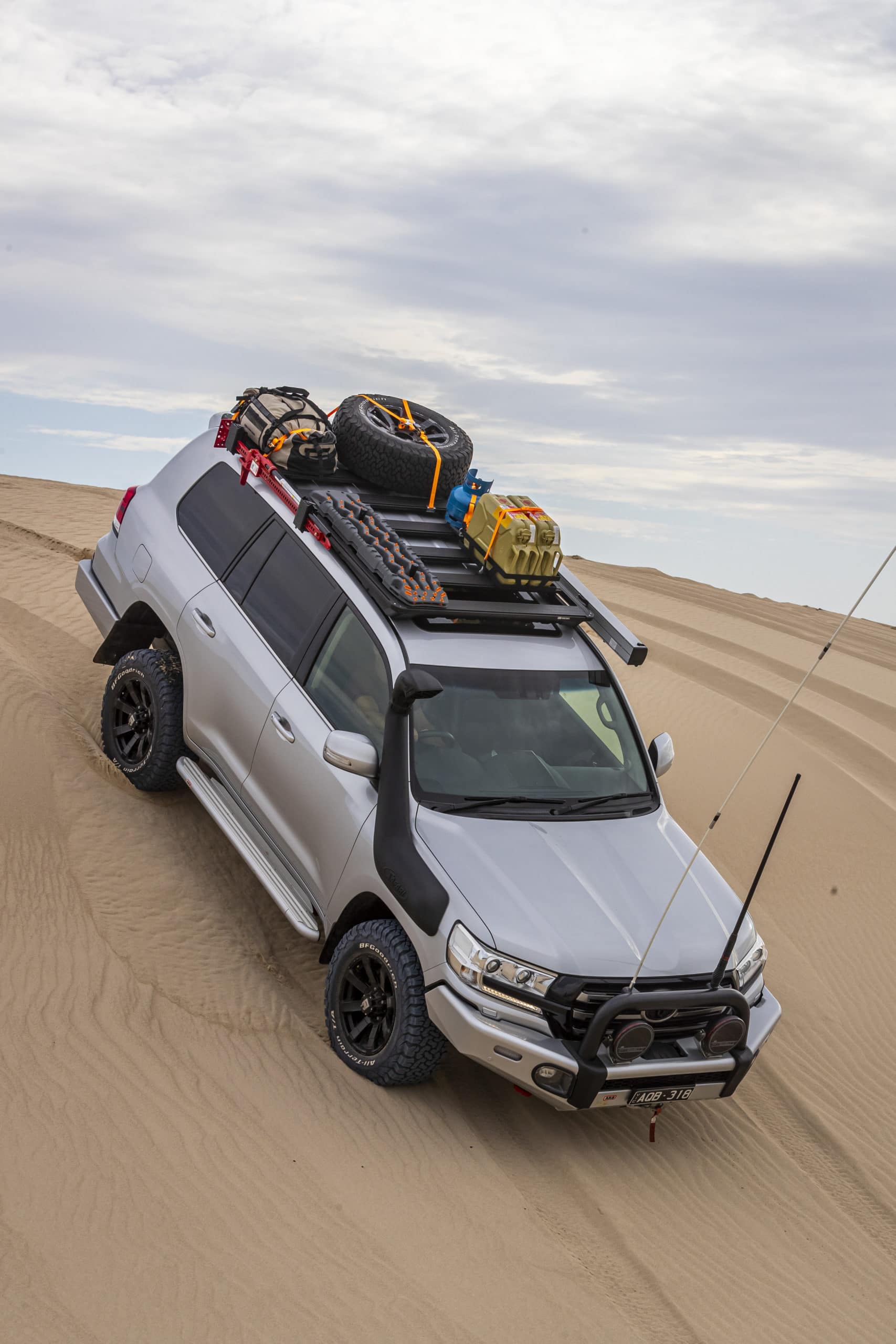 e BASE Rack incorpore un système de montage en queue d'aronde révolutionnaire qui rend la fixation et le retrait des charges et des accessoires plus faciles