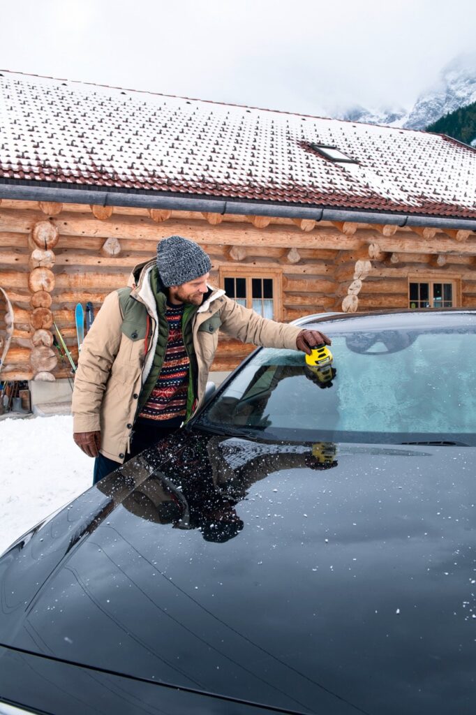 Kärcher révolutionne le dégivrage des vitres et pare-brises en hiver avec le dégivreur de vitres sur batterie EDI