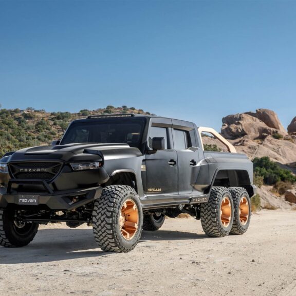 Le constructeur américain Rezvani lance son nouveau monstre dénommé Hercules. Un 6 × 6 dont le prix de base est à la hauteur du V8 suralimenté de plus de 1300 ch !