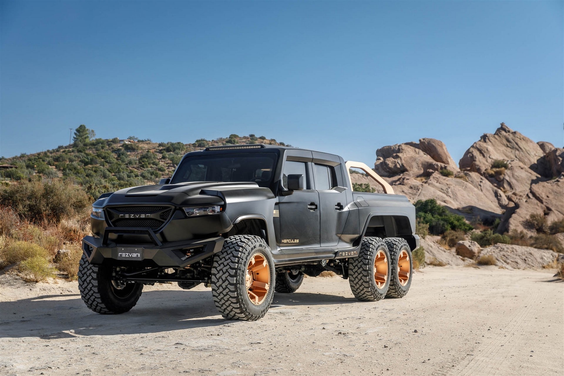Le constructeur américain Rezvani lance son nouveau monstre dénommé Hercules. Un 6 × 6 dont le prix de base est à la hauteur du V8 suralimenté de plus de 1300 ch !