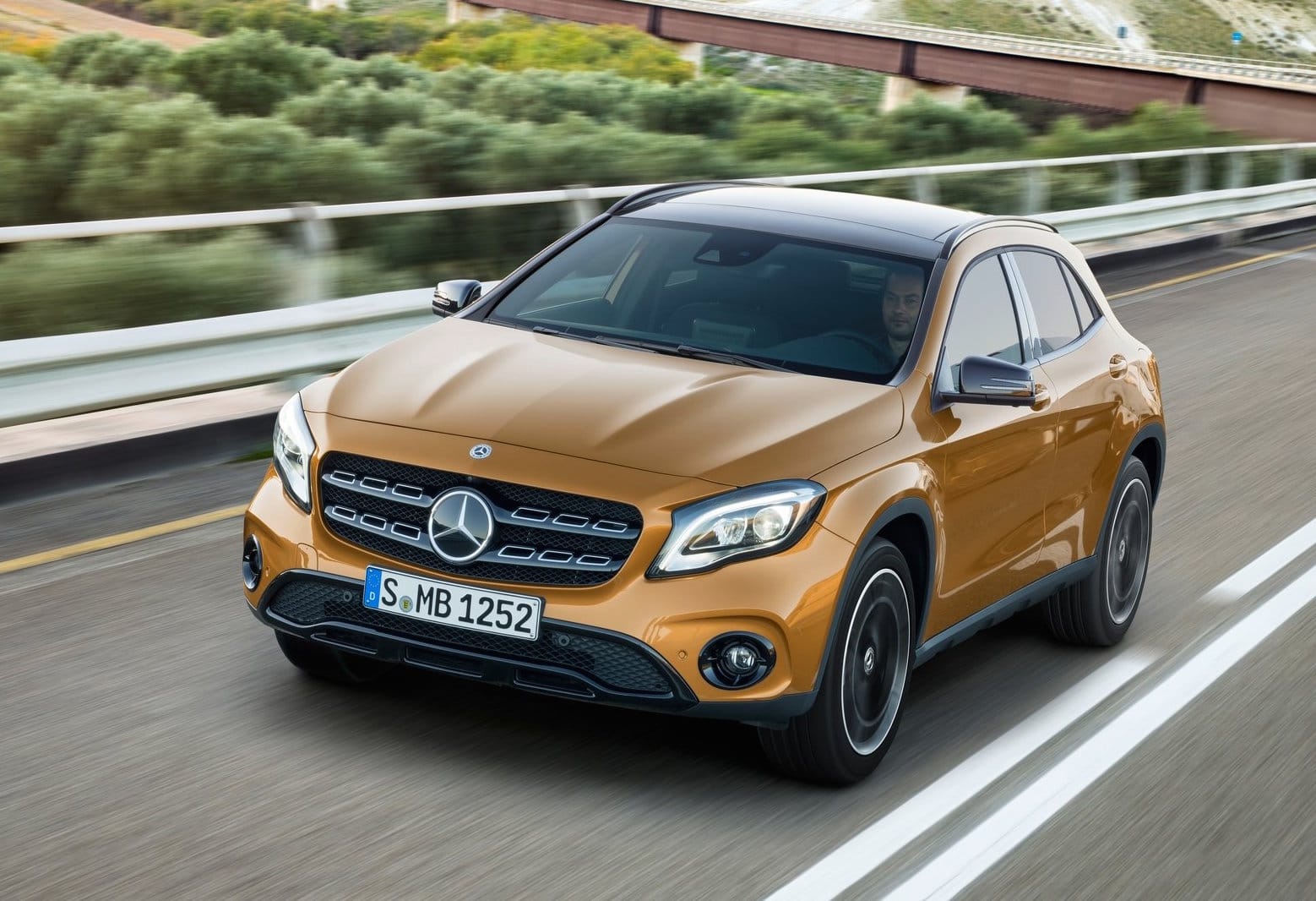 MERCEDES-BENZ GLA 220d 4 MATIC