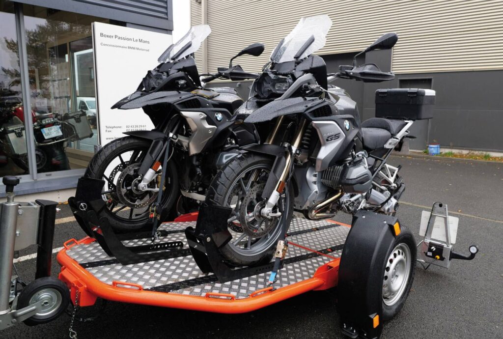 Vous rêviez d’une remorque moto qui vous permette de charger votre moto sans jouer l’équilibriste sur une rampe ? L’entreprise Sarthoise Cochet l’a fait ! 