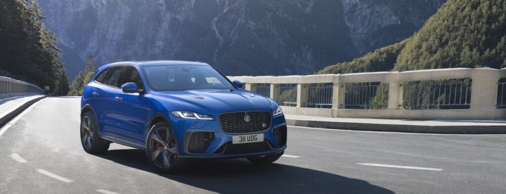 La transmission intégrale Jaguar, avec les systèmes de conduite adaptatifs (Intelligent Driveline Dynamics) est proposée en série.