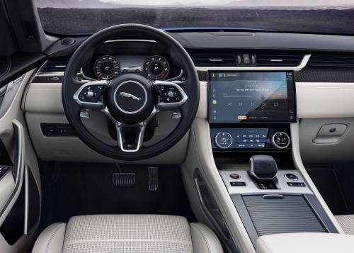 La transmission intégrale Jaguar, avec les systèmes de conduite adaptatifs (Intelligent Driveline Dynamics) est proposée en série.