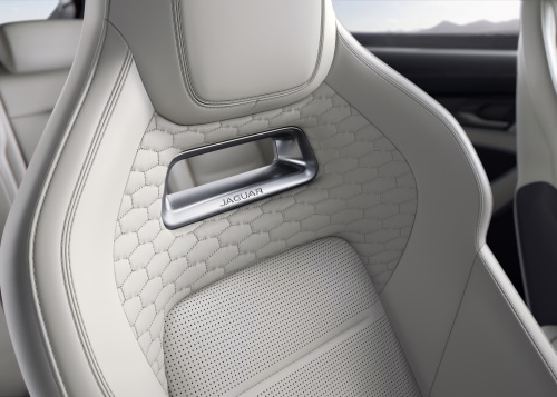 La transmission intégrale Jaguar, avec les systèmes de conduite adaptatifs (Intelligent Driveline Dynamics) est proposée en série.