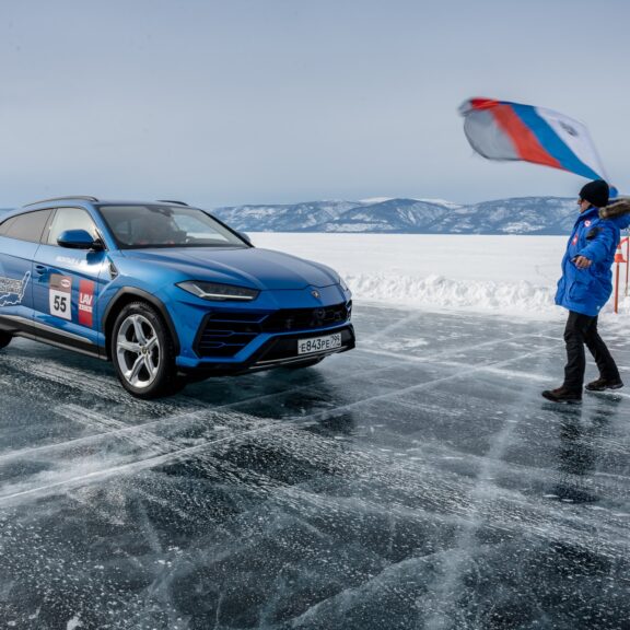 Lamborghini L’Urus bat un record de vitesse Supercar on ice ! La Lamborghini Urus vient d’établir un record de vitesse sur la glace du lac Baïkal