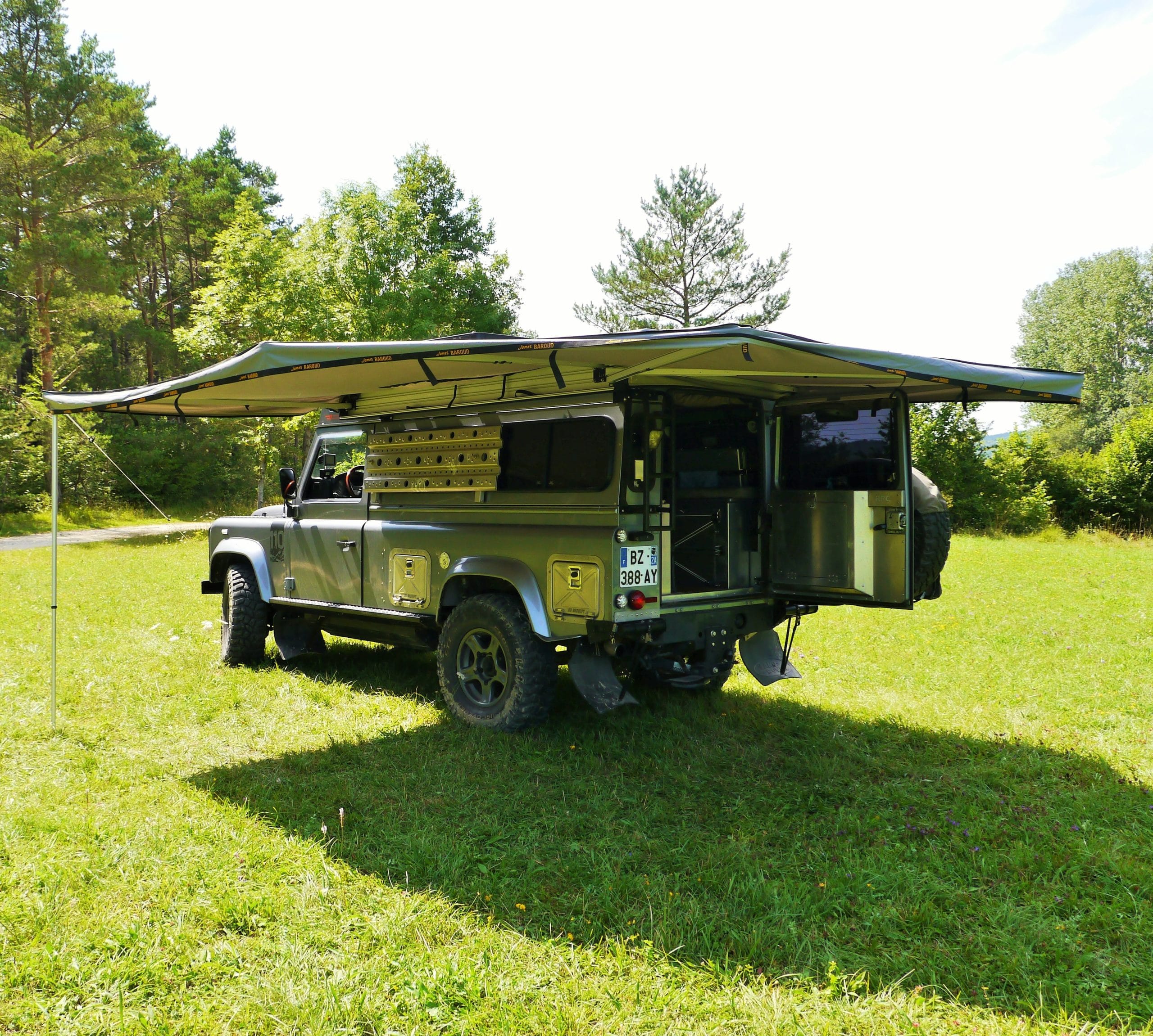 Store Falcon James Baroud Du parasol à la tente-salon du bivouac