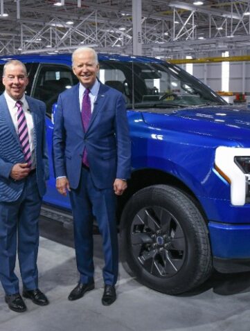 FORD Joe Biden essai le F-150 lightining Le top des ventes US depuis 44 ans 100% électrique !