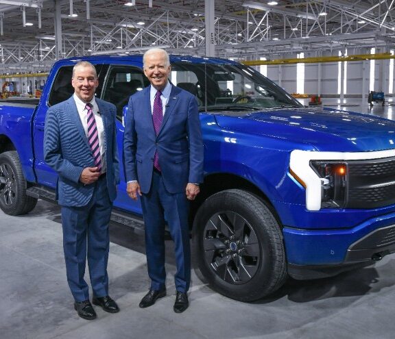 FORD Joe Biden essai le F-150 lightining Le top des ventes US depuis 44 ans 100% électrique !