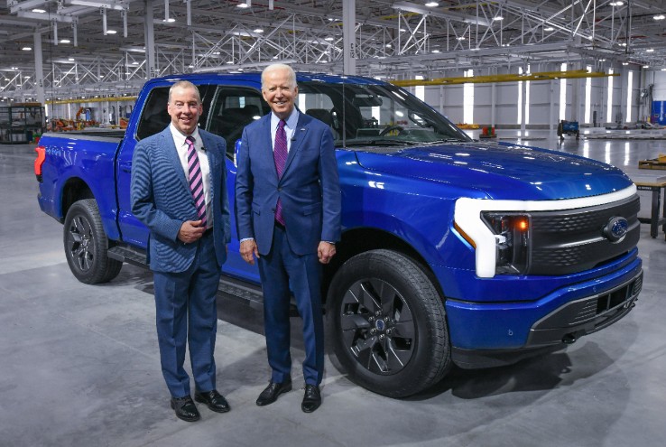 FORD Joe Biden essai le F-150 lightining Le top des ventes US depuis 44 ans 100% électrique !