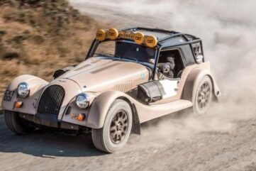 Morgan Plus Four CX-T en mode rallye-raid Le roadster hors-pistes !