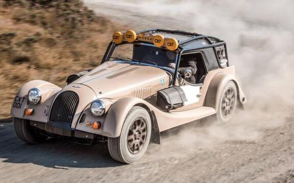 Morgan Plus Four CX-T en mode rallye-raid Le roadster hors-pistes !