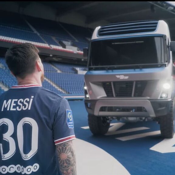 Lionel Messi à bord du premier camion à hydrogène du Rallye Dakar