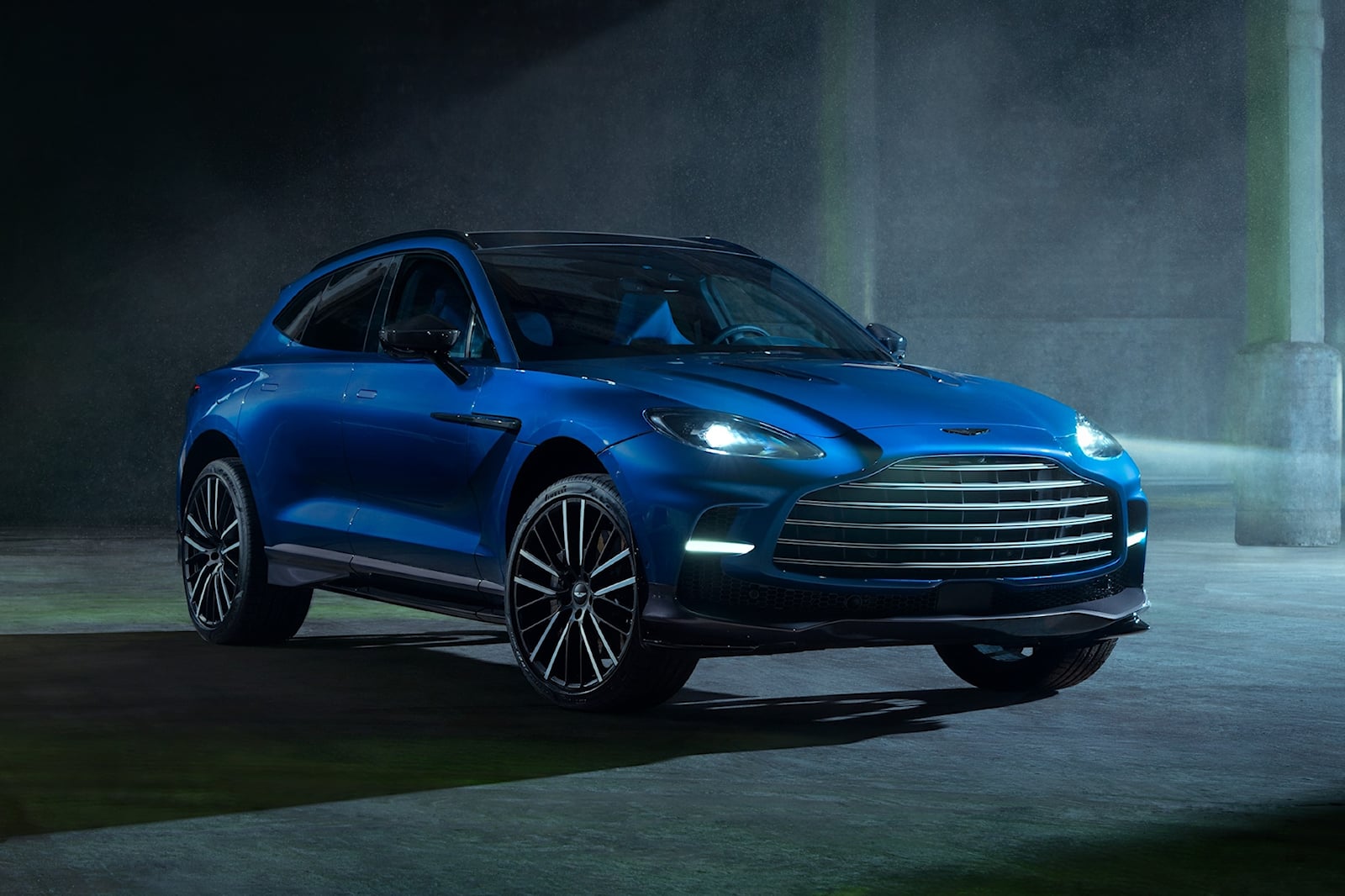 Aston Martin DBX707 SUV plus rapide que son ombre