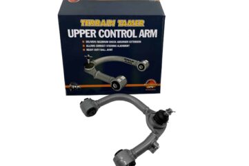 Terrain Tamer Triangles renforcés pour Isuzu D-Max et Land Cruiser 100 Sur un véhicule à roues indépendantes, le triangle de suspension a un rôle capital, car c’est lui qui relie le moyeu de roue au châssis du véhicule et c’est lui qui absorbe et régule les contraintes latérales au moment du freinage ou des changements de direction. C’est donc un élément déterminant en termes de tenue de route. Les triangles supérieurs d’origine sont souvent creux, celui de Terrain Tamer est un tube plein renforcé. Ils sont équipés de rotules renforcées graissables et mobiles. Un détail qui a toute son importance sur un véhicule surélevé. En effet, c’est grâce à sa mobilité que cette rotule épouse parfaitement les mouvements de suspension permettant ainsi une meilleure récupération d’angles de carrossage et de chasse sur des rehausses de +3 à +6 cm. Enfin, les triangles permettent également un débattement plus important des amortisseurs. Les triangles supérieurs renforcés TERRAIN TAMER sont maintenant disponibles pour Toyota Land Cruiser 100, ainsi que pour les Dmax N60 nouvelle génération. A partir de 700 euros TTC la paire.