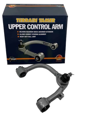 Terrain Tamer Triangles renforcés pour Isuzu D-Max et Land Cruiser 100 Sur un véhicule à roues indépendantes, le triangle de suspension a un rôle capital, car c’est lui qui relie le moyeu de roue au châssis du véhicule et c’est lui qui absorbe et régule les contraintes latérales au moment du freinage ou des changements de direction. C’est donc un élément déterminant en termes de tenue de route. Les triangles supérieurs d’origine sont souvent creux, celui de Terrain Tamer est un tube plein renforcé. Ils sont équipés de rotules renforcées graissables et mobiles. Un détail qui a toute son importance sur un véhicule surélevé. En effet, c’est grâce à sa mobilité que cette rotule épouse parfaitement les mouvements de suspension permettant ainsi une meilleure récupération d’angles de carrossage et de chasse sur des rehausses de +3 à +6 cm. Enfin, les triangles permettent également un débattement plus important des amortisseurs. Les triangles supérieurs renforcés TERRAIN TAMER sont maintenant disponibles pour Toyota Land Cruiser 100, ainsi que pour les Dmax N60 nouvelle génération. A partir de 700 euros TTC la paire.