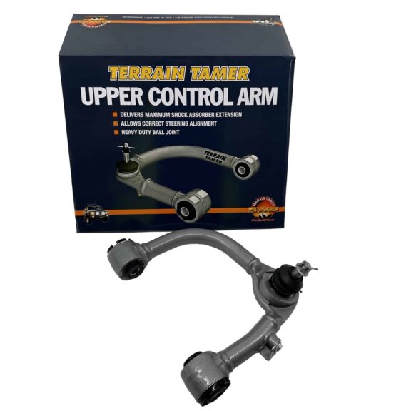 Terrain Tamer Triangles renforcés pour Isuzu D-Max et Land Cruiser 100 Sur un véhicule à roues indépendantes, le triangle de suspension a un rôle capital, car c’est lui qui relie le moyeu de roue au châssis du véhicule et c’est lui qui absorbe et régule les contraintes latérales au moment du freinage ou des changements de direction. C’est donc un élément déterminant en termes de tenue de route. Les triangles supérieurs d’origine sont souvent creux, celui de Terrain Tamer est un tube plein renforcé. Ils sont équipés de rotules renforcées graissables et mobiles. Un détail qui a toute son importance sur un véhicule surélevé. En effet, c’est grâce à sa mobilité que cette rotule épouse parfaitement les mouvements de suspension permettant ainsi une meilleure récupération d’angles de carrossage et de chasse sur des rehausses de +3 à +6 cm. Enfin, les triangles permettent également un débattement plus important des amortisseurs. Les triangles supérieurs renforcés TERRAIN TAMER sont maintenant disponibles pour Toyota Land Cruiser 100, ainsi que pour les Dmax N60 nouvelle génération. A partir de 700 euros TTC la paire.