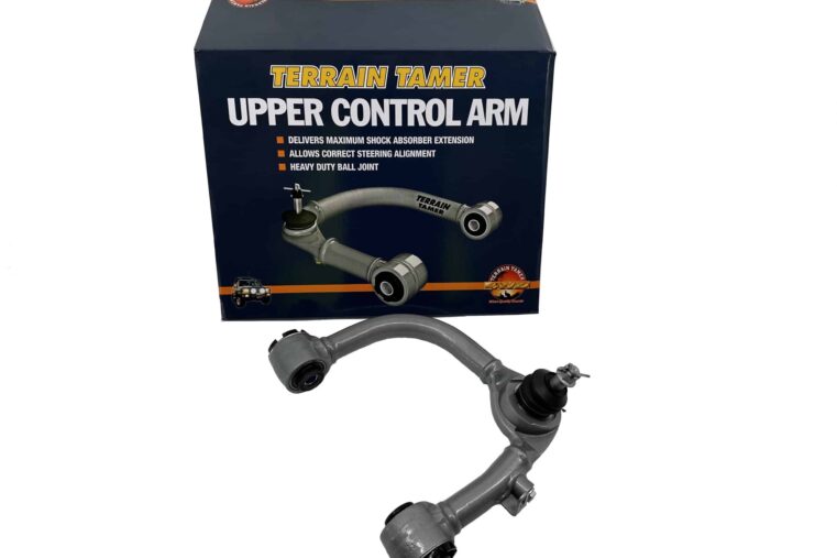 Terrain Tamer Triangles renforcés pour Isuzu D-Max et Land Cruiser 100 Sur un véhicule à roues indépendantes, le triangle de suspension a un rôle capital, car c’est lui qui relie le moyeu de roue au châssis du véhicule et c’est lui qui absorbe et régule les contraintes latérales au moment du freinage ou des changements de direction. C’est donc un élément déterminant en termes de tenue de route. Les triangles supérieurs d’origine sont souvent creux, celui de Terrain Tamer est un tube plein renforcé. Ils sont équipés de rotules renforcées graissables et mobiles. Un détail qui a toute son importance sur un véhicule surélevé. En effet, c’est grâce à sa mobilité que cette rotule épouse parfaitement les mouvements de suspension permettant ainsi une meilleure récupération d’angles de carrossage et de chasse sur des rehausses de +3 à +6 cm. Enfin, les triangles permettent également un débattement plus important des amortisseurs. Les triangles supérieurs renforcés TERRAIN TAMER sont maintenant disponibles pour Toyota Land Cruiser 100, ainsi que pour les Dmax N60 nouvelle génération. A partir de 700 euros TTC la paire.